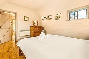 Huckleberry Farmhouse Annexe - Sleeps 27