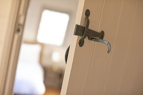 Huckleberry Farmhouse Annexe - Sleeps 27