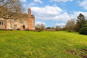 Huckleberry Farmhouse Annexe - Sleeps 27