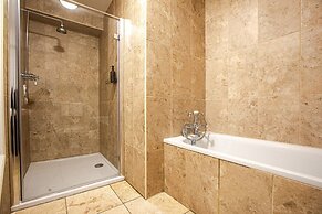 Huckleberry Farmhouse Annexe - Sleeps 27