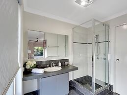 Spacious 5-bed House in Coastal Halls Head