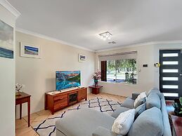 Spacious 5-bed House in Coastal Halls Head