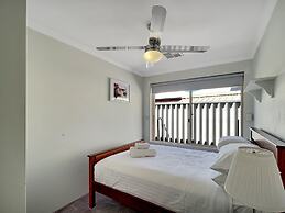 Spacious 5-bed House in Coastal Halls Head