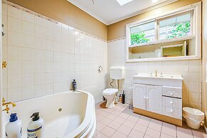 StayAU Comfy Two-Story with Pool Table