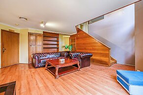 StayAU Comfy Two-Story with Pool Table