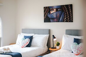 StayAU Pet-Friendly 7BR Spacious Retreat