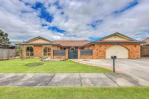 StayAU Pet-Friendly 7BR Spacious Retreat