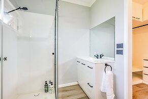 StayAU Pet-Friendly 7BR Spacious Retreat
