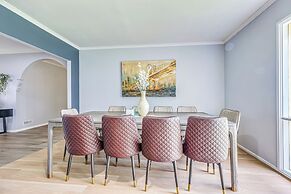 StayAU Pet-Friendly 7BR Spacious Retreat
