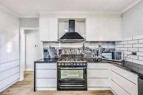 StayAU Pet-Friendly 7BR Spacious Retreat
