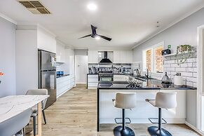 StayAU Pet-Friendly 7BR Spacious Retreat