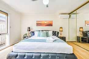 StayAU Pet-Friendly 7BR Spacious Retreat