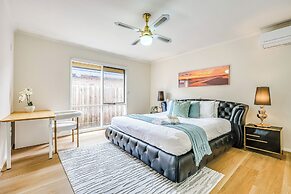 StayAU Pet-Friendly 7BR Spacious Retreat