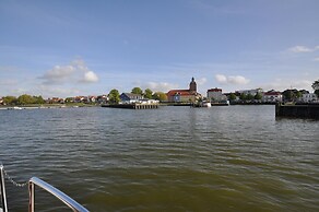 Hausboot Rosi mit Kajak in Ribnitz-damgarten