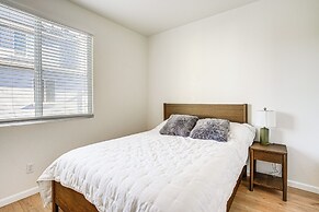 Walk to Bart Station: Richmond Townhome w/ Balcony