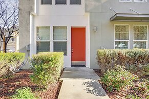 Walk to Bart Station: Richmond Townhome w/ Balcony