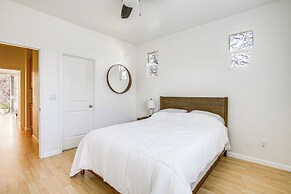 Walk to Bart Station: Richmond Townhome w/ Balcony