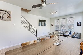 Walk to Bart Station: Richmond Townhome w/ Balcony