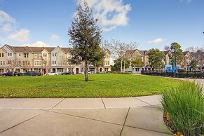 Walk to Bart Station: Richmond Townhome w/ Balcony