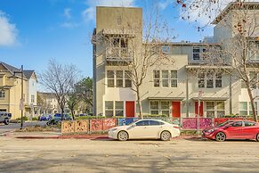 Walk to Bart Station: Richmond Townhome w/ Balcony