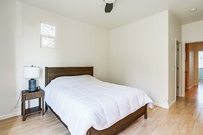 Walk to Bart Station: Richmond Townhome w/ Balcony