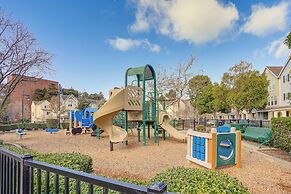 Walk to Bart Station: Richmond Townhome w/ Balcony