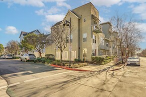 Walk to Bart Station: Richmond Townhome w/ Balcony