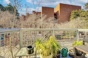 Walk to Bart Station: Richmond Townhome w/ Balcony