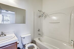 Walk to Bart Station: Richmond Townhome w/ Balcony