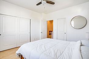 Walk to Bart Station: Richmond Townhome w/ Balcony