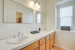 Walk to Bart Station: Richmond Townhome w/ Balcony