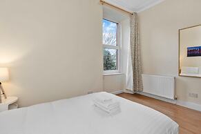 Edinburgh Charming City View Apartment With Modern Comforts