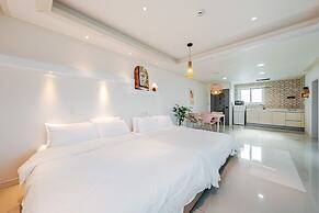 Geoje Gonggan Pool Villa