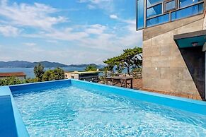 Geoje Gonggan Pool Villa