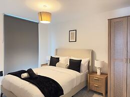 2 Bed Flat - Sleeps 4 - Parking - Wifi