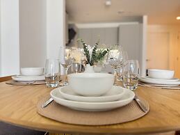 2 Bed Flat - Sleeps 4 - Parking - Wifi