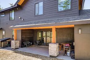 Mountain Modern and Spacious, Close to Everything!