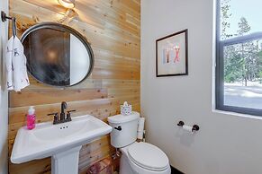 Mountain Modern and Spacious, Close to Everything!