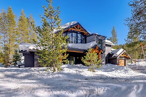 Mountain Modern and Spacious, Close to Everything!