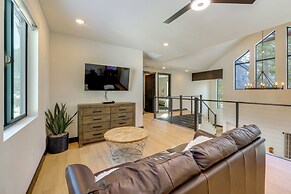 Mountain Modern and Spacious, Close to Everything!
