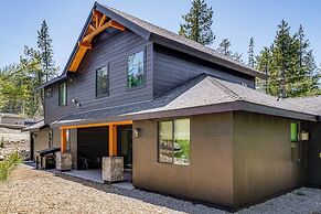 Mountain Modern and Spacious, Close to Everything!