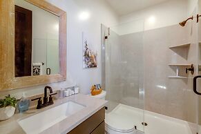 Mountain Modern and Spacious, Close to Everything!