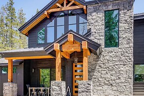 Mountain Modern and Spacious, Close to Everything!