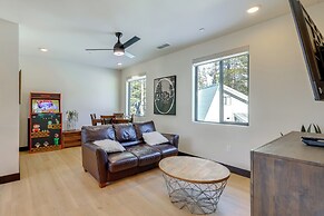 Mountain Modern and Spacious, Close to Everything!