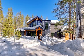 Mountain Modern and Spacious, Close to Everything!
