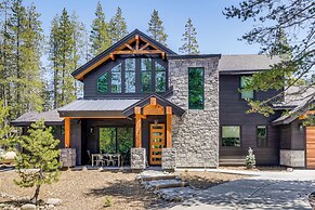 Mountain Modern and Spacious, Close to Everything!