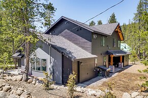 Mountain Modern and Spacious, Close to Everything!