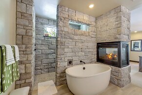 Mountain Modern and Spacious, Close to Everything!