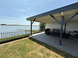 14p Riverfront Villa With Jacuzzi Dock Gameroom