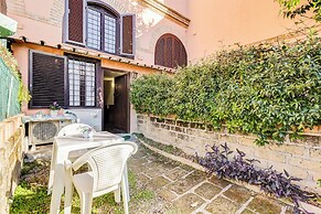 Charming Apt with Garden and Park